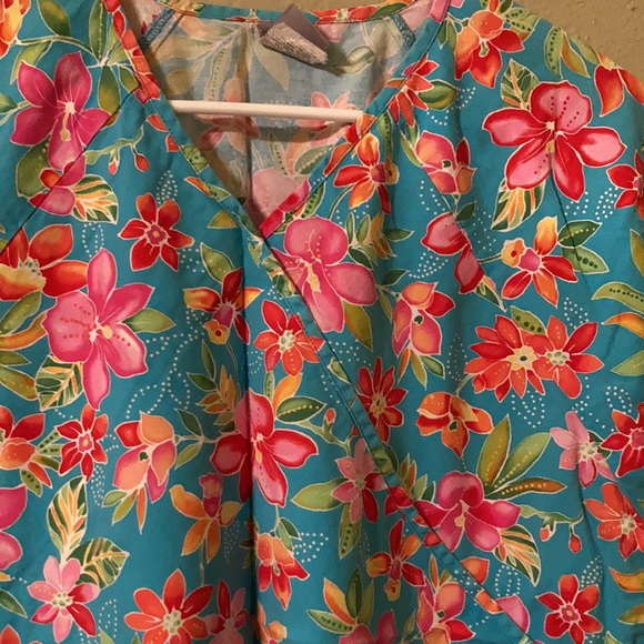 Floral scrub top - Picture 2 of 4
